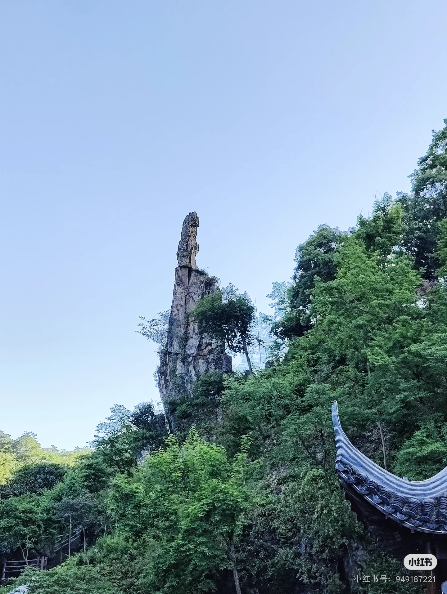 东石笋石柱与山林天空
