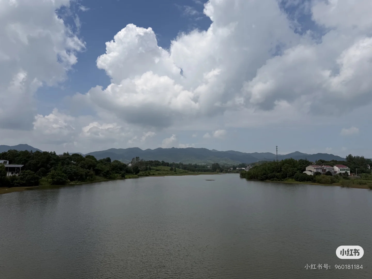 万佛湖湖面与远山云层