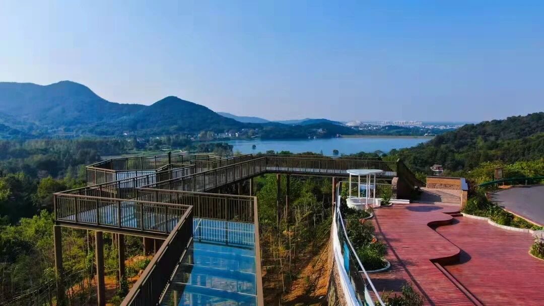 云汤烟雨玻璃栈道与金汤湖山水远景